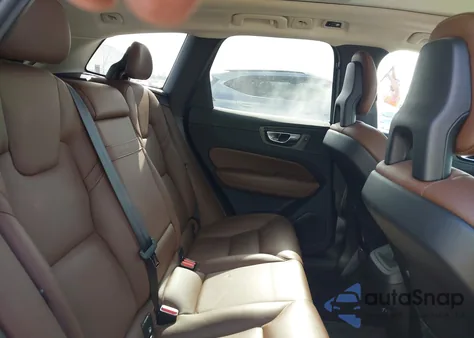 2018 Volvo Xc60 T5 from USA, damaged, VIN LYV102RK8JB074467